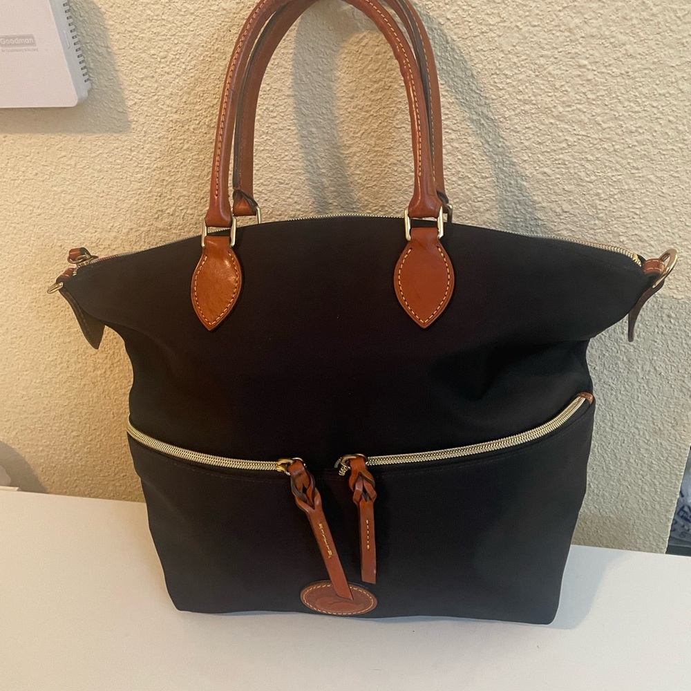 Elegant Black Leather Tote with Spacious Interior and Sturdy Handles